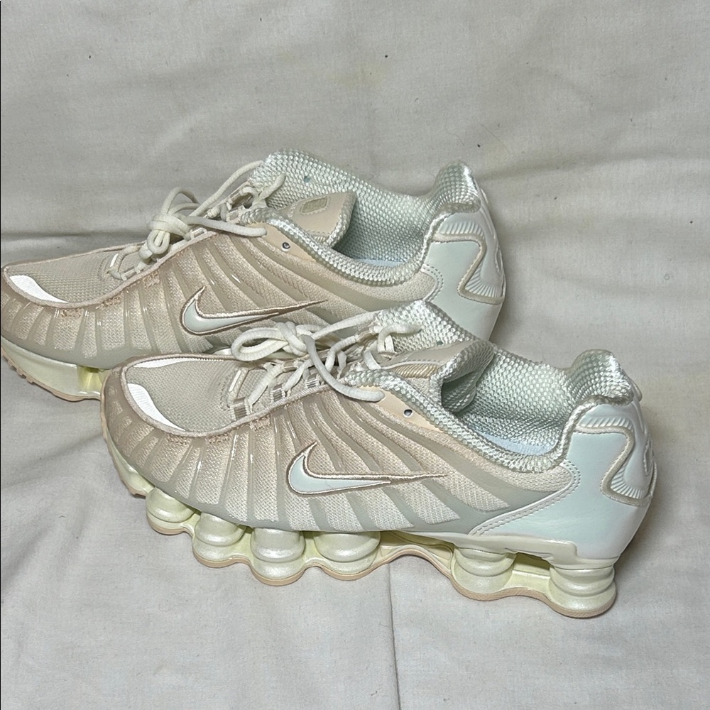NWOB NIKE SHOX TL/ pearl white- particle pink Size 8 women’s